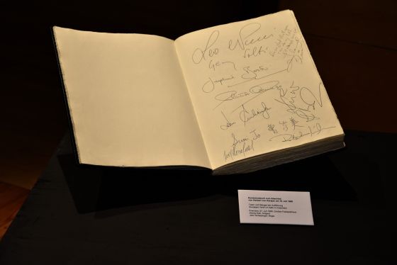Kondolenzbuch zum Abschied von Herbert von Karajan Ausstellung Grosses Welttheater 100 Jahre Salzburger Festspiele